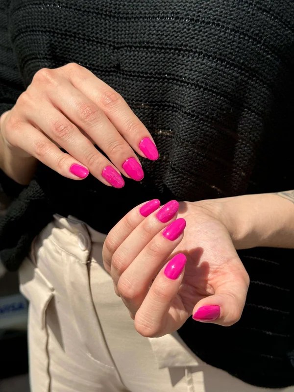 Manicure fucsia fotografata nel salone Nail Express Firenze