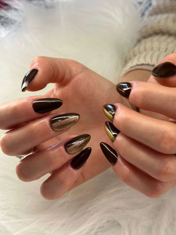 Ricostruzione con nail art nera e oro realizzata in salone