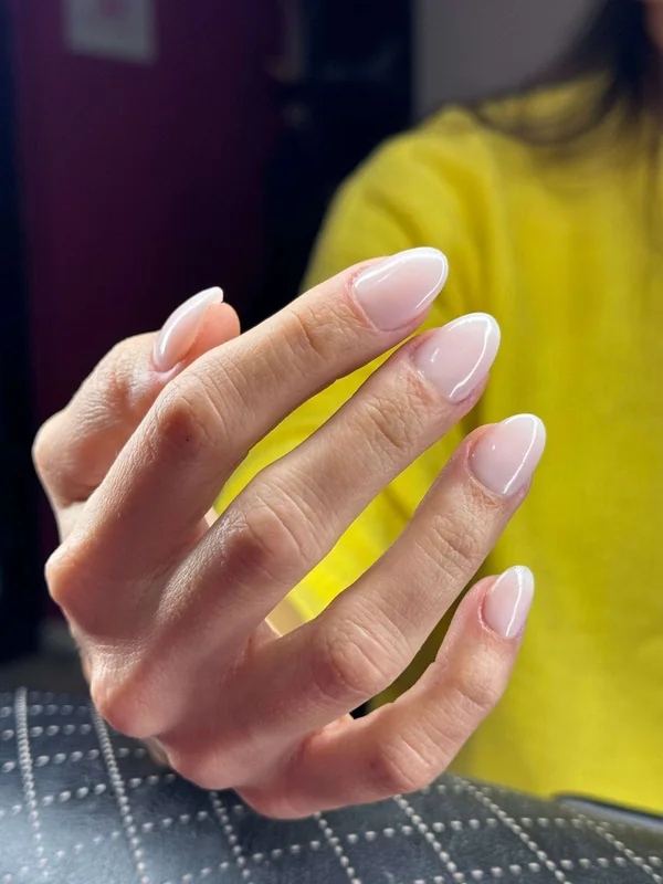 French manicure e ricostruzione unghie realizzate da Nail Express