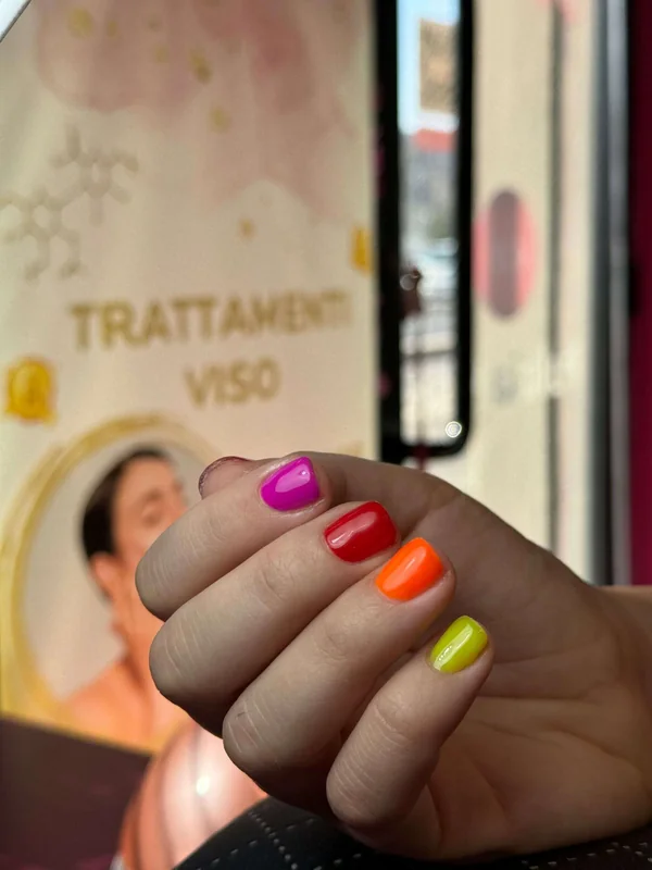 Manicure multicolore con finitura brillante