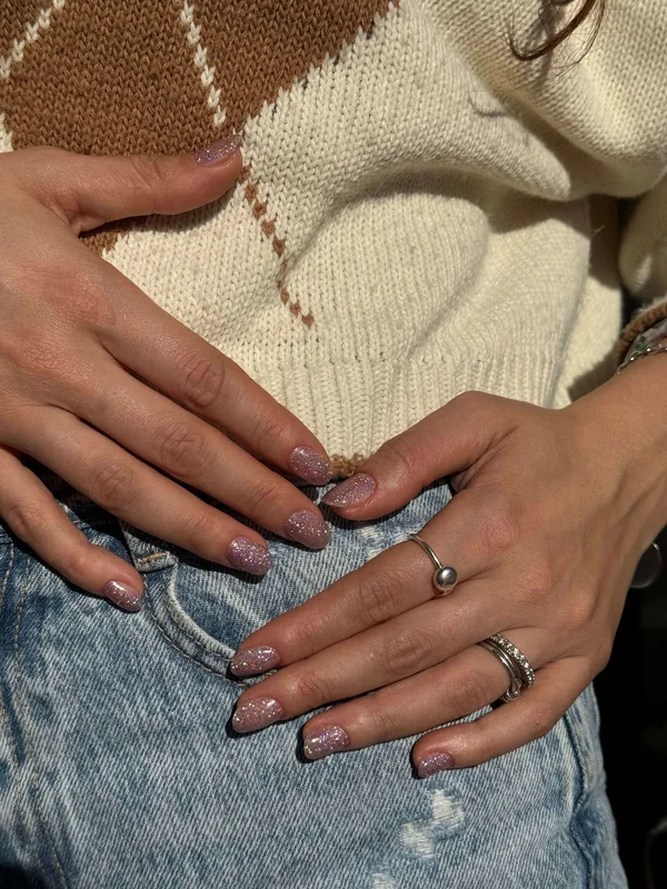 Unghie con decorazione glitter e colore naturale