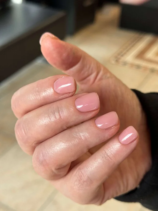 Manicure rosa nude su unghie corte
