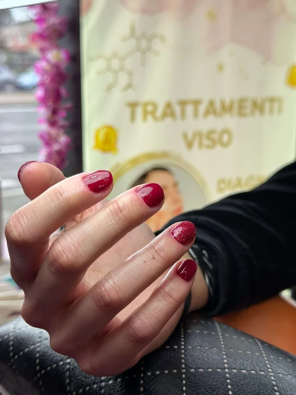 Manicure bordeaux fotografata nel salone di Firenze