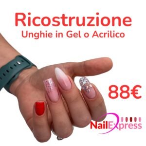 Mano con ricostruzione unghie in gel e acrilico con decorazioni glitter presso Nail Express Firenze