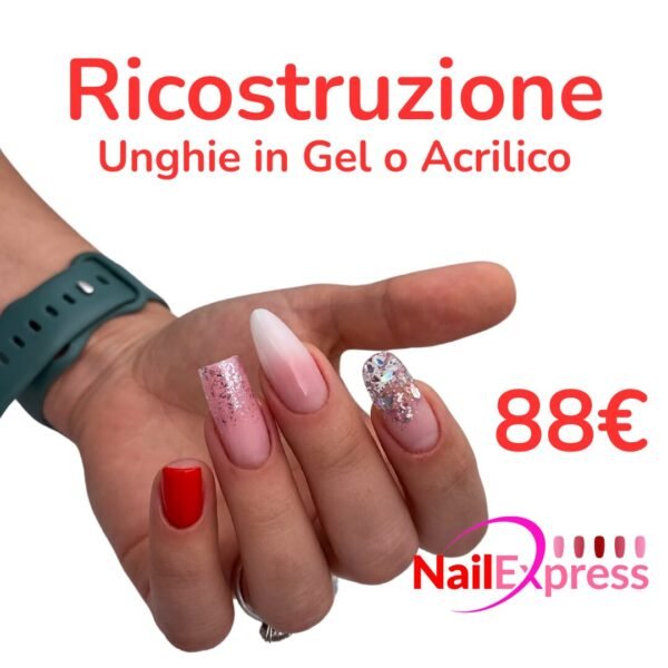 Mano con ricostruzione unghie in gel e acrilico con decorazioni glitter presso Nail Express Firenze